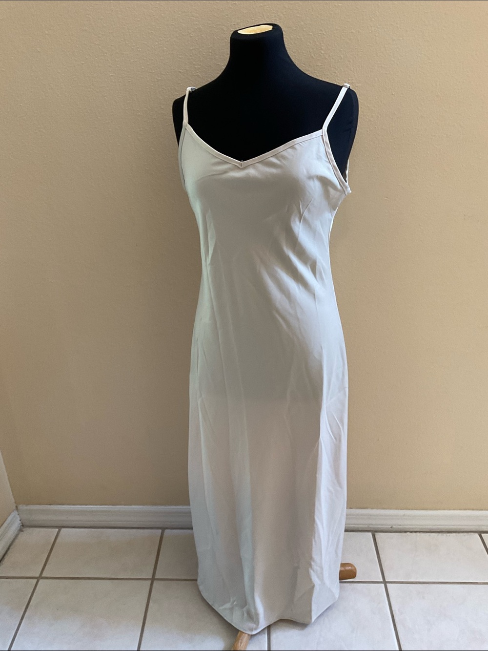A
House of Harlow Women’s Maxi Lingerie V-Neck Sleeveless Slip Dress Size Medium